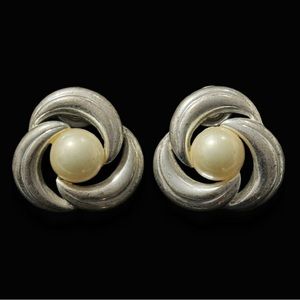 ✨Stunning Vintage Retro Pearl Stud Earrings